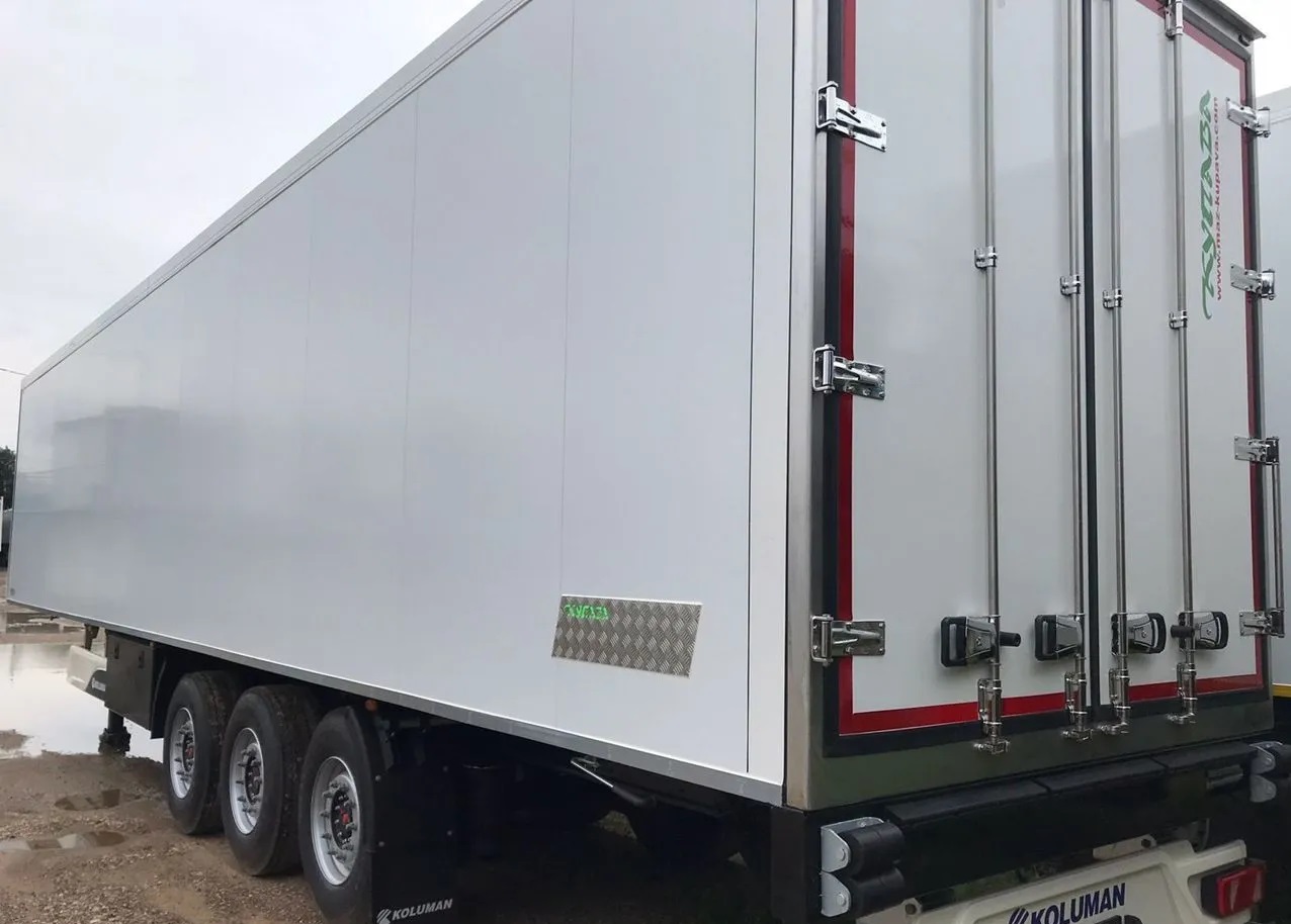 ПОЛУПРИЦЕП ИЗОТЕРМИЧЕСКИЙ КУПАВА 93KL00 НОВЫЙ НА ШАССИ<br />
KOLUMAN SFPL27
