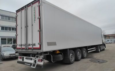 Изотермический полуприцеп на шасси GRUNWALD