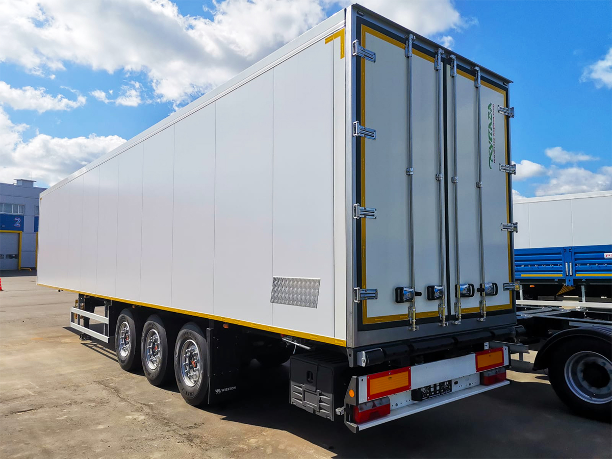 Изотермический полуприцеп на шасси Wielton