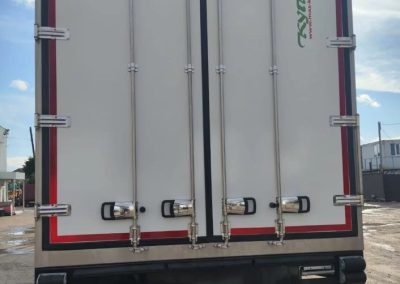 ПОЛУПРИЦЕП ИЗОТЕРМИЧЕСКИЙ КУПАВА 93KL00 НОВЫЙ НА ШАССИ KOLUMAN SFPL27