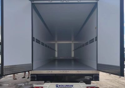 ПОЛУПРИЦЕП ИЗОТЕРМИЧЕСКИЙ КУПАВА 93KL00 НОВЫЙ НА ШАССИ KOLUMAN SFPL27