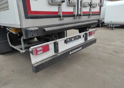 Изотермический полуприцеп на шасси GRUNWALD