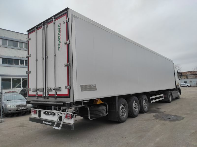 Изотермический полуприцеп на шасси GRUNWALD