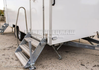 Прицеп туалет на 4 кабинки с вакуумной станцией