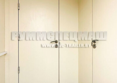 Прицеп туалет на 4 кабинки с вакуумным туалетным модулем