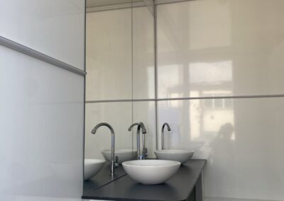 5 кабинок с отсеком для маломобильных групп населения