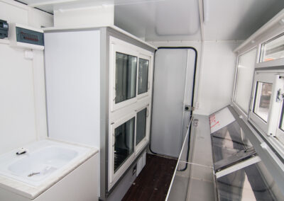 Торговый двухосный прицеп 813230 Х